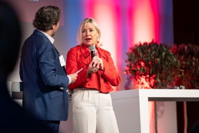 Foto Prof. Dr. Kristina Sinemus im Gespräch mit Moderator Frederik Malsy