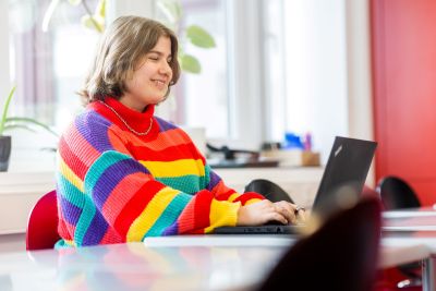 Freiwilligendienst Digital: Symbolbild mit einer jungen Frau vom Computer