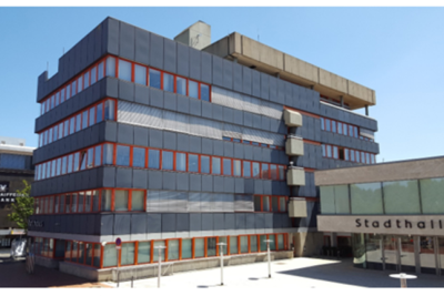 Foto Rathaus und Stadthalle der Stadt Baunatal mit LoRaWAN-Antennen
