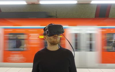 Ein Mann mit der VR-Brille in der S-Bahn-Station