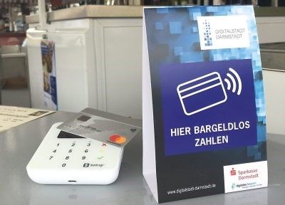 Foto eines Terminals für kontaktloses Zahlen in Darmstadt
