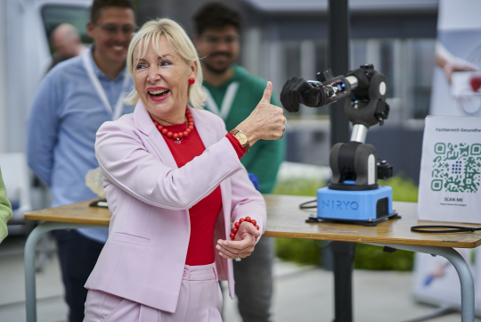 Digitalministerin Prof. Dr. Kristina Sinemus auf der Kongressausstellung | © HMD | Charline Iacono
